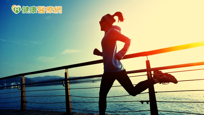 臺大醫院指出，根據實證，正確與適度的運動，可以增強個人的免疫能力！研究顯示20分鐘以上的有氧運動可以增強免疫力，降低急性上呼吸道感染的危險；而30分鐘以上的有氧運動，則可以降低身體的慢性炎症反應。