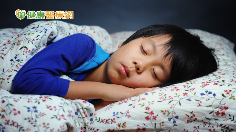 中醫師蕭喻方指出，磨牙在兒童階段是相對良性的，不需要太擔心。如果是成人發現有顳顎關節痠痛、牙齒敏感，牙齒磨損等徵兆，伴隨其它焦慮行為，可能就要懷疑有磨牙的問題。蕭喻方建議，有磨牙困擾可以先試著移除壓力來源，並戒除咖啡因、菸酒刺激，打造良好的睡眠環境，若出現任何異常請尋求專業醫師協助。