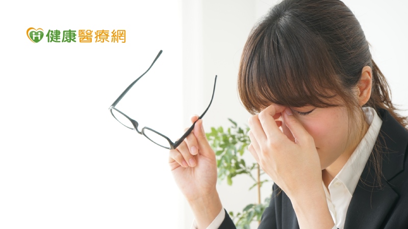 乾眼症是可以預防的，南投醫院提醒民眾平時應做好眼睛保健，避免長時間用眼、過度疲勞，讓眼睛充分休息。若有不舒服建議至眼科門診諮詢，依醫囑使用對自己較適合之眼藥水及人工淚液才能對症下藥。
