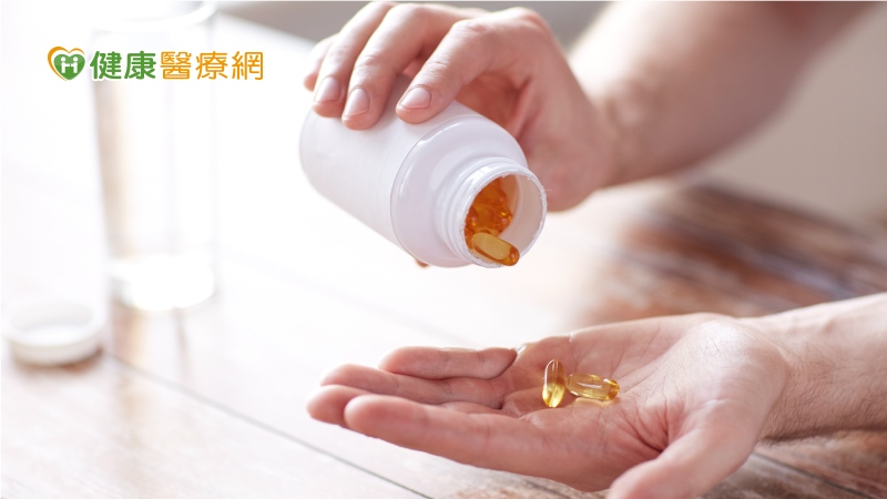 王平宇藥師說明，服用保健類食品前，需確定食用原因、建議攝取量，若因慢性疾病正在服藥者，更要清楚該食品是否會與藥品產生交互作用，以免食補不成反傷身，常見易產生交互作用者如。