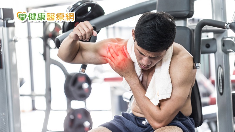 受到國外的gym failed影片影響，挑戰大重量腳折斷、手骨折等，更是讓民眾害怕。物理治療師同時也是肌力與體能教練鄭宇劭表示：「說真的，重量訓練是所有運動裡面，受傷機率數一數二低的運動。」