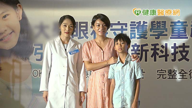 蘇皓琳醫師與王媽媽、王弟弟在記者會現場合影。