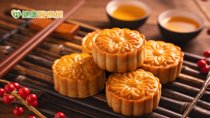 中秋節月圓人團圓，月餅、柚子都是最應景的食物，這些食物雖然美味，但若不小心攝取過多可是會對身體造成額外負擔。桃園市政府衛生局健康促進科長林幸慧指出，掌握吃月餅3撇步，讓你吃得健康無負擔、均衡又健康。