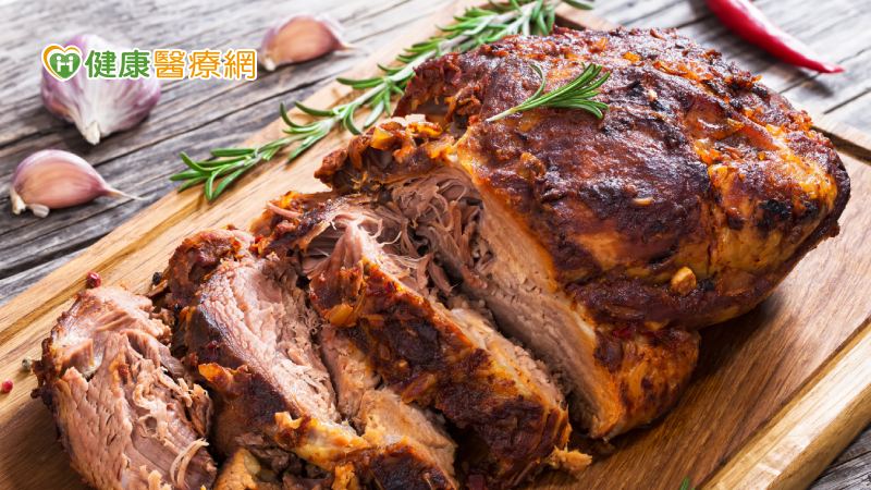 萊克多巴胺美豬開放後，該如何讓民眾安心？陳時中表示，首要是市場標示是否完整，另外會從源頭管理，追查產銷到哪些工廠，從上而下，下而上同時進行。