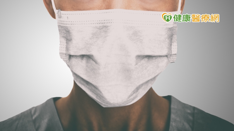 食藥署表示，民眾買到口罩本體標示「Carry mask」口罩，可於9月4日起至9月11日至有販售口罩實名制1.0之藥局或衛生所進行換貨。中華民國藥師公會全國聯合會提醒，沒有「Carry mask」鋼印不得更換，民眾可至原購買地點進行換貨。