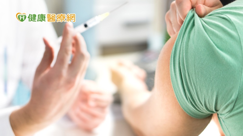 公費流感疫苗即將在10/5開打，疫苗備有600多萬劑，皆為4價疫苗，包含4種不活化病毒株，即2種A型（H1N1 及 H3N2）及 2種B型（Victoria 及 Yamagata），其保護效力與國際各國狀況相同。林口長庚新生兒科主任江明洲表示，6個月以上就可以施打，6個月以下的嬰兒，請照顧者們都記得要去注射流感疫苗，才能避免傳染給寶寶。