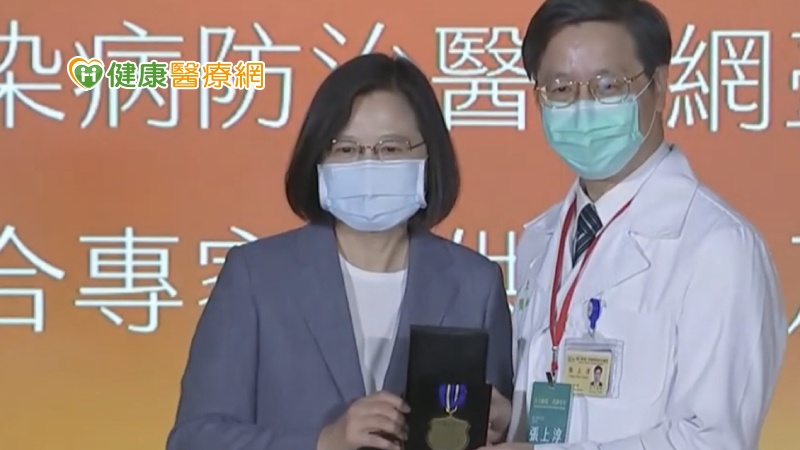 臺灣大學副校長張上淳同時也是臺大醫院內科部醫師以個人身分獲獎，由蔡英文總統親自頒發「防疫獎章」。