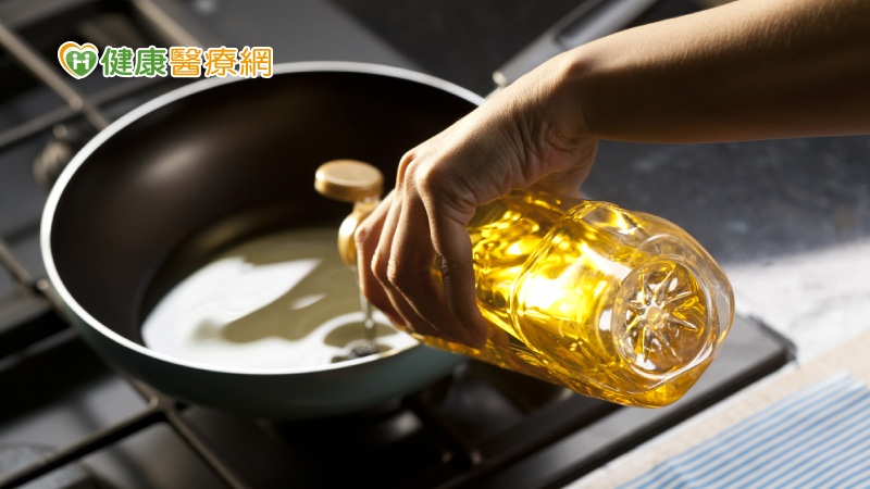 高油脂飲食容易引起肥胖、心血管疾病，許多追求健康、愛美人士對油脂直接敬謝不敏，三餐選擇水煮食物，但過與不及都不好，若油脂攝取太少會使肌膚乾燥無光、便祕、缺乏營養素，甚至影響神經傳導，導致情緒波動及注意力下降，營養師張涵雯說，吃對油脂比不吃還重要，適當適量最重要