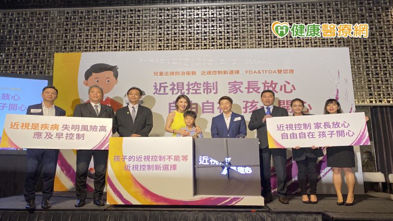 高雄長庚醫院眼科近視防治中心主任吳佩昌表示，近視不控制會增加眼睛病變風險，現今有一種「日拋軟式的隱形眼鏡」最新治療方式，可減緩9到15歲兒童近視加深速度，是近視控制新選擇，呼籲近視要好好控制。