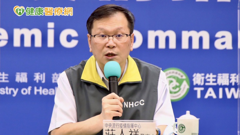 指揮中心表示，個案9月5日出現發燒、流鼻水、頭痛、肌肉痠痛及腹瀉等症狀，經通報衛生單位後安排就醫及採檢，於今日確診，目前住院隔離治療中。