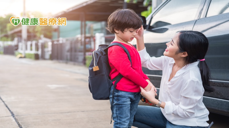 基隆市仁愛區衛生所主任曾舜玲指出，如果孩子對父母的信任度夠，跟老師的關係也很好；以及與幼兒園小朋友相處愉快，焦慮感覺就會逐漸減少。