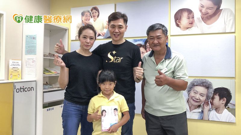 擁有好聽力，才能建構好的口說能力，對聽損兒童聽能發展尤其重要。楊妹妹在專案幫助下，將舊設備更新到新型助聽器，不只有無線遠端麥克風系統能把麥克風別在聲音來源者身上，還配備語音領航員功能，讓學習生活更省力。