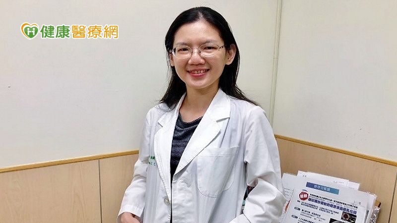 江鈞綺主任表示，中重度乾眼症患者的眼睛比一般人還要敏感，因此點人工淚液的頻率比較頻繁，建議使用不含防腐劑的人工淚液對眼睛刺激比較小。