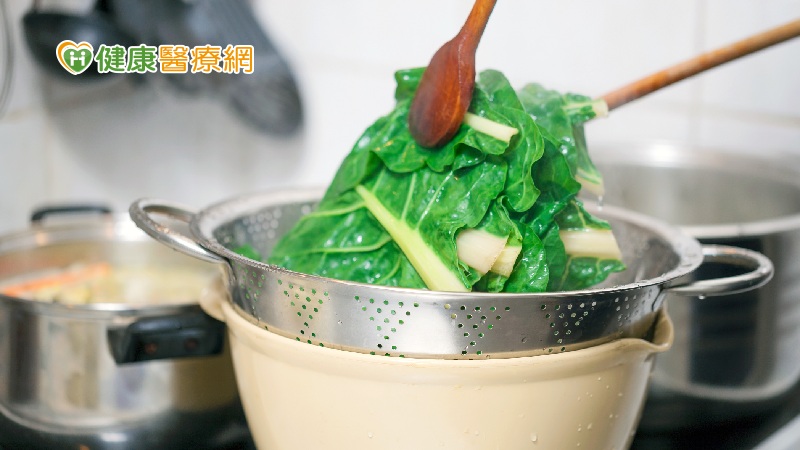因為油脂的熱量比較高，脂肪每公克9大卡，就會有許多人選擇吃水煮不加油的減肥餐，直接去除油脂的熱量，感覺似乎更健康。營養師張涵雯指出，這是大錯特錯的認知，因怕胖不攝取油脂，只會讓身體更不健康。