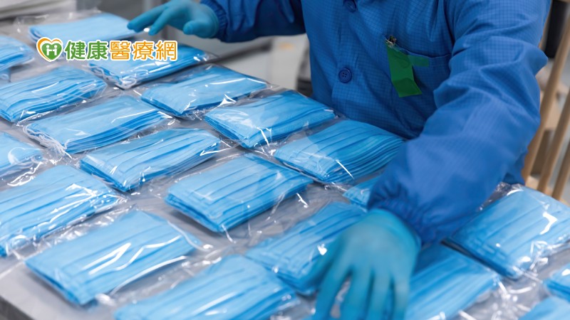 指揮中心指出，衛福部公告平面式醫療之雙鋼印皆應在口罩本體上，距離邊緣1.5公分內，且字高不得小於0.4公分。因此雙鋼印標示位置只要符合該規定即可，目前實名制通路銷售的3種雙鋼印標示樣式