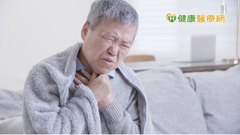 根據統計，頭頸癌長年位居國內癌症發生率第六位，其中男性高達第四位，又以下咽癌每年約有1100人，男性佔了九成以上。亞洲大學附屬醫院放射腫瘤科主治醫師吳偉榤指出，下咽癌多好發於50至65歲，佔九成患者有抽菸、喝酒的習慣，患者會出現頸部腫塊、吞嚥疼痛、咽喉異物感、聲音沙啞等症狀，但因早期症狀不明顯，發現時都已是晚期。