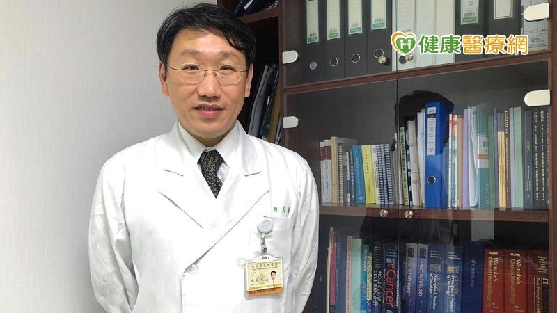 楊慕華主任進一步說明，口服或注射的止吐藥物，可以降低噁心嘔吐，但對於年紀大、頭頸癌、治療時口腔狀況不好無法吞嚥者，止吐效果較不明顯；或是放射治療階段需要每天接受治療者，則可以選擇改良式的止吐貼片。