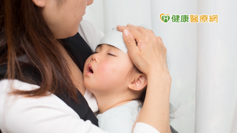 疾管署指出，無論是腸胃炎或類流感等呼吸道疾病，都可透過落實正確勤洗手、咳嗽禮節等個人衛生習慣來預防，因此提醒民眾注意個人手部衛生，備餐前、進食前、如廁後及照顧病人後，皆應以肥皂正確洗手。