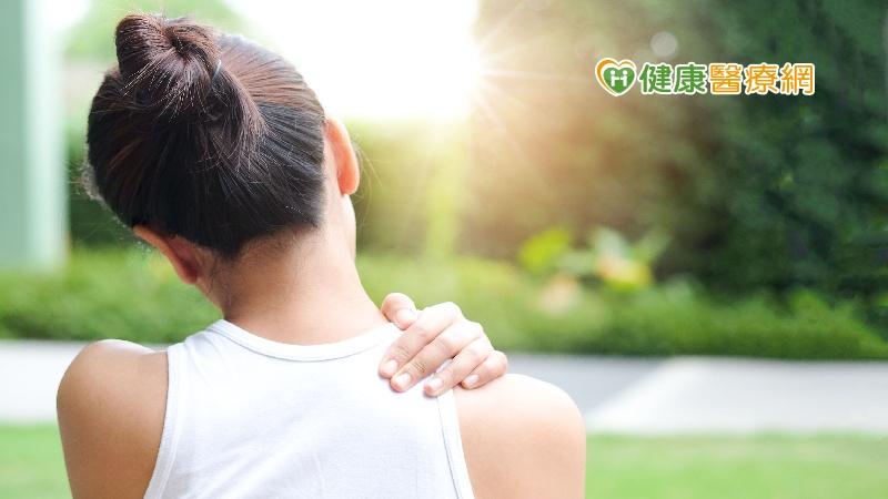 相信不少人都有推拿或貼消炎藥膏的經驗，可是為什麼肩頸痠痛問題就是好不了？台北市聯合醫院陽明昆明院區中醫部特約醫師陳泰瑾表示，肩頸痠痛、腰背痠痛、頭暈、頭痛、失眠怎麼治療都沒有好，可能是過敏惹的禍，想要處理肩頸痠痛，一定要從徹底調整過敏體質、增強免疫力，身體的小毛病就能迎刃而解，呼籲民眾別輕忽自身症狀，小心演變成慢性病。