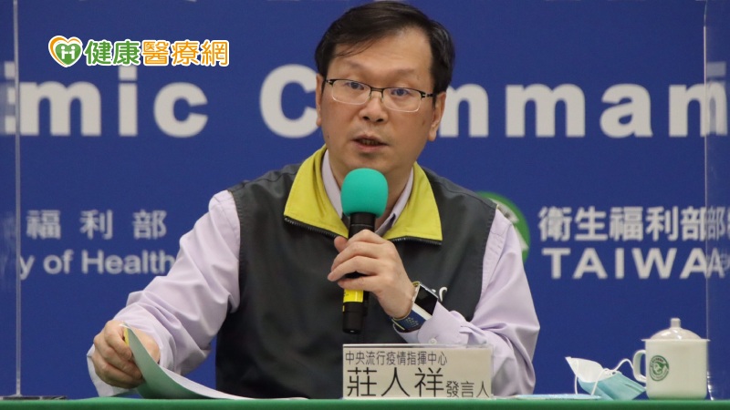 指揮中心指出，衛生單位已初步掌握個案檢疫期滿後至住院隔離前之相關接觸者2人，1人為同住家人，無症狀，列為居家隔離對象；1人為髮廊美髮師，因雙方全程有佩戴口罩，列為自主健康管理對象。