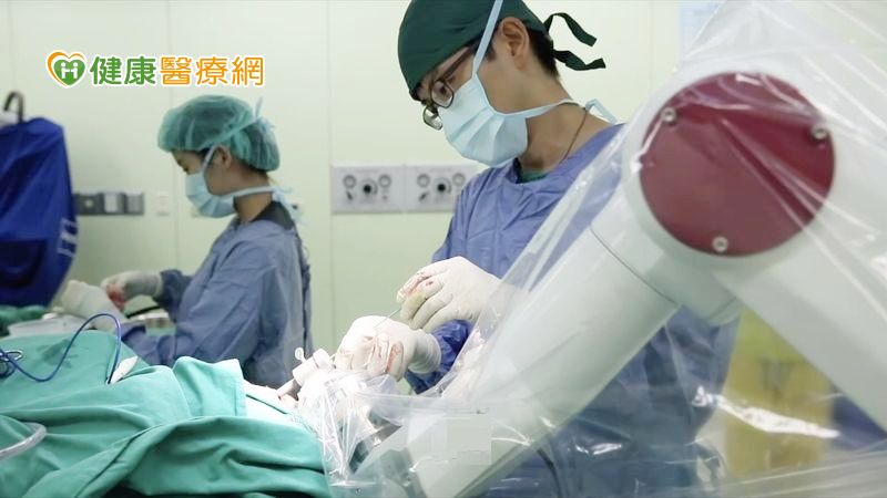 王昱棨醫師提醒，頑固性癲癇可評估手術治療的合宜性，現在腦部手術已很發達，新的輔助工具，如ROSA勵羅莎手術機器人能將腦部開刀的風險降到極低，讓治療更加精準。