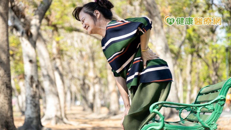 為了減少老化、促進健康，我們必須運動來改善體適能。標準的體適能分為幾個面向，包括心肺功能、肌力、肌耐力、柔軟度、平衡感以及身體組成，每一種運動對不同面向的健康促進有不同的效果，只從事單一運動就會容易有所不足。  足部如果有問題，不能長時間走路或跑步，最推薦的運動有騎腳踏車、跳舞、游泳、瑜珈、乒乓球等等，盡量找1、2種執行。個人從事醫療工作之餘，也長期保持運動習慣，參加登山、滑雪、馬拉松、自行車及三鐵耐力賽等等，深知持續運動帶來的好處。