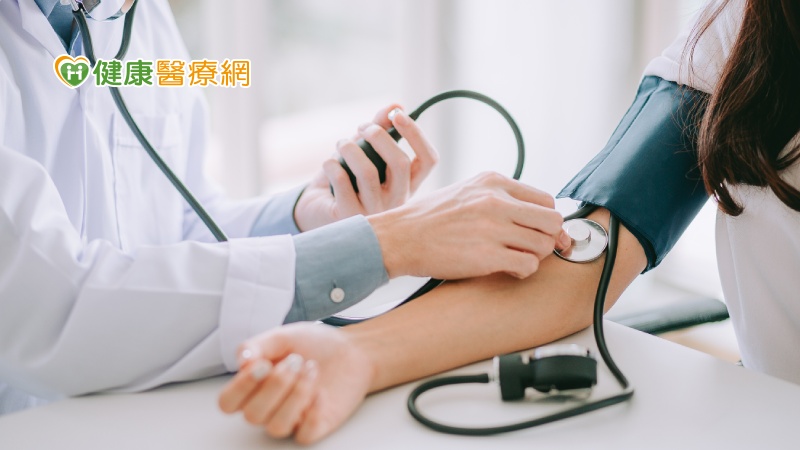 台灣高血壓學會理事長王宗道醫師表示，血壓是血液流動時衝擊血管壁所引起的壓力，正常血壓值應等於或小於120/80mmHg，當血壓達130/85 mmHg即有偏高情形，140/90 mmHg以上就代表有高血壓，而且高血壓可能造成很多後遺症，會影響到腦部、心臟、腎臟和眼睛等。