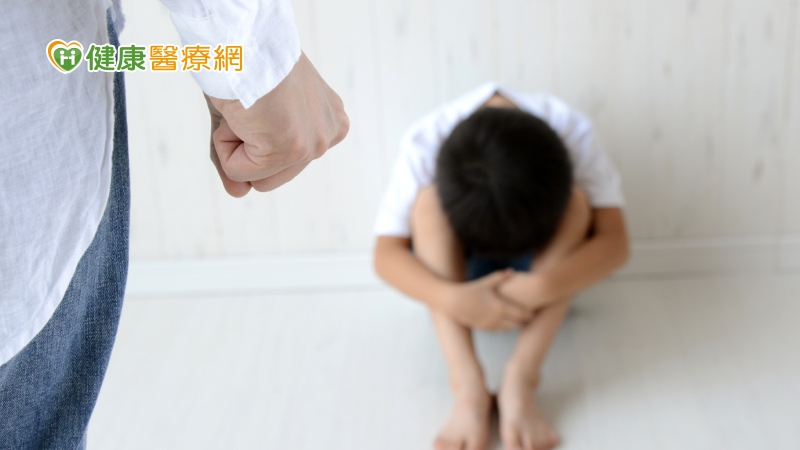 兒少進入寄養系統時，應進行全面性的心理健康篩檢，以早期介入治療，幫助他們得到適切的身心照顧。