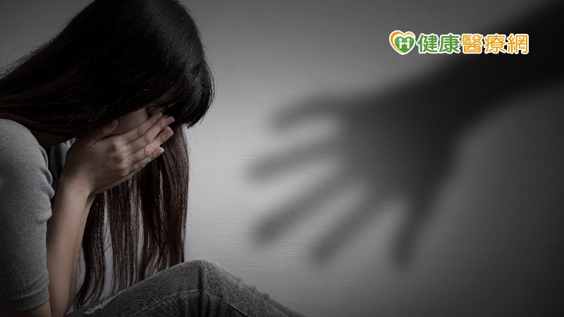 當人們對環境喪失了安全感時，各種「避險行為」就會讓個人變得為了各種恐懼而疲於奔命。