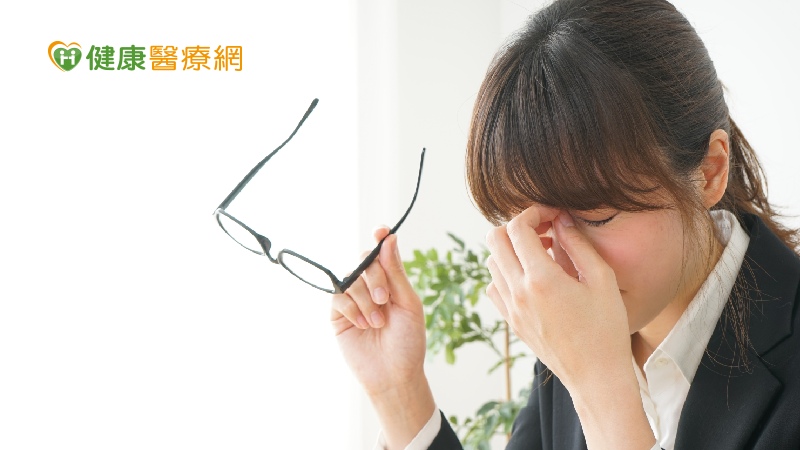 亞東醫院張淑雯副院長呼籲，乾眼症患者應積極治療，以免結膜鬆弛、角膜脫皮、潰瘍甚至穿孔。