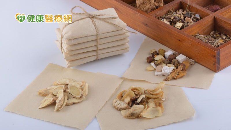 黃升騰強調，民眾在服用中藥預防時，一定要在中醫師指導下使用才安全，中醫師會因時、因地、因人開具中藥處方，千萬不可輕信所謂秘方、偏方、驗方，以免造成不必要的傷害。