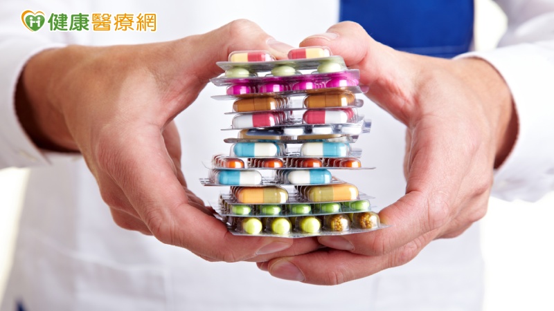 亞東紀念醫院感染科主任楊家瑞表示，體重增加可能多方原因造成，不一定都是藥物問題，如果出現用藥的疑慮或擔心，感染者切勿擔憂體型、三高、新陳代謝等問題自行停藥，應主動與醫師、個案管理師討論。