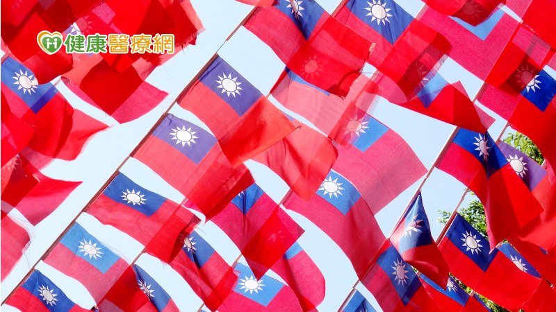 許多醫療院所的「國慶寶寶」掛零，臺中慈濟醫院婦產科醫師鍾佩穎肯定時代變遷，年輕夫妻不再迷信特別的出生時辰，他建議，具備自然產條件的孕婦，還是依婦產科醫師專業評估，優先選擇自然分娩，對媽媽跟孩子好處更多。