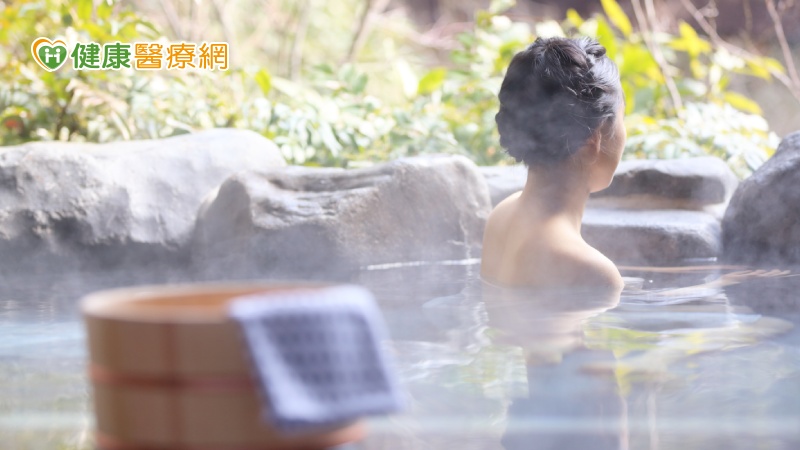 豐原醫院心臟內科醫師程建銘表示，秋冬氣溫變化大，有心臟血管疾病的患者，要避免冷熱泉交替泡，才能降低心肌梗塞情形發生。