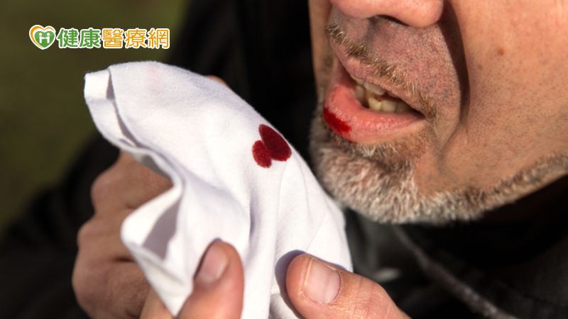 根據衛生福利部108年國人十大死因排序，肺炎排名第三，僅次惡性腫瘤與心臟疾病，像前總統李登輝就是因嗆入性肺炎住進加護病房，之後病情急轉直下，由此可知，肺炎的致命程度不容小覷。