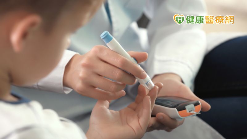 台灣大約有九成以上的糖尿病患屬於第二型糖尿病，主因為肥胖合併胰島素阻抗再加上其他多重機轉導致，第二型糖尿病發病初期胰島素沒有缺乏的問題；但是第一型糖尿病患者則是因為本身胰島素分泌不夠所造成。
