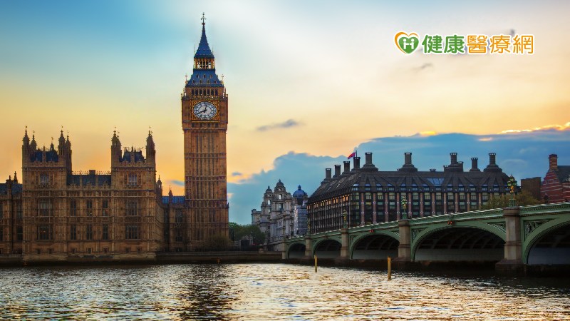 英國確診人數已突破百萬病例，英國首相強生（Boris Johnson）已宣布於從本週四11月5日起在英格蘭地區實行二次封鎖措施，預計持續至12月2日，以保護國家醫療服務系統（NHS）不面臨癱瘓。此次封城不同於３月的封鎖措施，學校將保持開放，若感染人數持續高升，可能會延遲至明年。