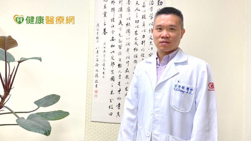 梁章敏醫師表示，過往人工淚液成份以水為主，僅能暫時補充淚液，效果有限。所幸，最近有採用專利陽離子技術的新型人工淚液問市，透過正負離子相吸，延長人工淚液在淚膜的停留時間，舒緩患者不適症狀。