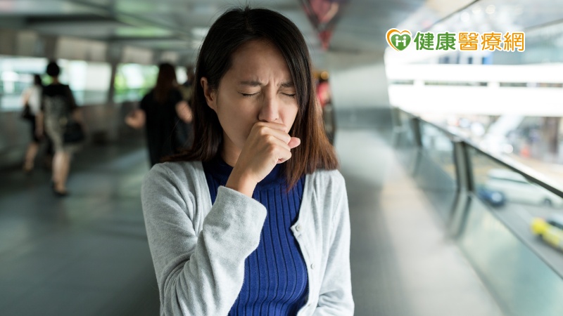 陶啟偉表示，間質性肺病是一大群疾病的統稱，事實上，引起間質性肺病細分起來可以多達有200多種，而引起間質性肺病的原因也有千奇百樣，五花八門的原因。