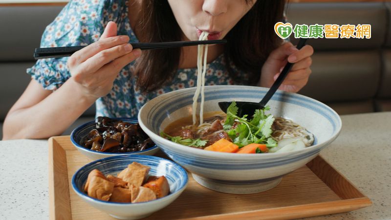 現代人對於糖已經比較敏感，除了會減少高糖份食物攝取，對於澱粉會提升血糖也很有概念；但是這樣做並不能完全阻擋糖份的吸收，主要原因就是我們的食物中有太多隱形糖的陷阱。