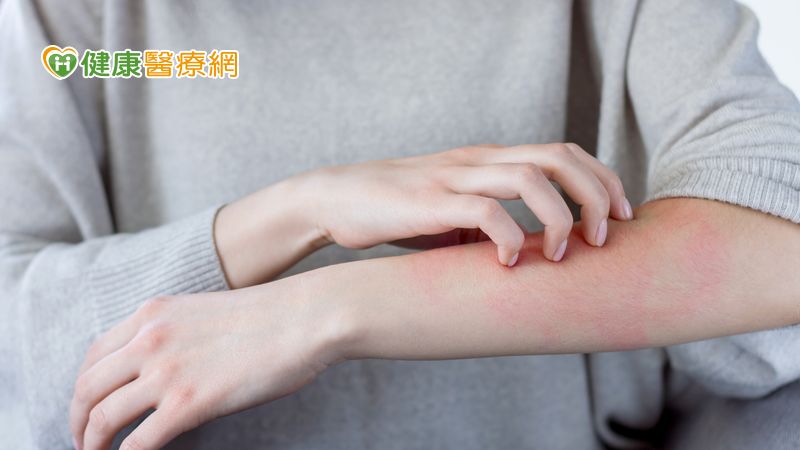 黃中洋博士提到，蜂膠研究證明有抗菌、抗發炎及抗氧化效果，以蜂膠作為化妝品原料塗敷於肌膚，需取得國際公認用於識別化妝品成分的INCI登錄號，所以在選購蜂膠保養品時，可先了解產品是否使用有登錄INCI系統的合格蜂膠，以確保蜂膠成分的來源符合衛生、安全及品質的要求。