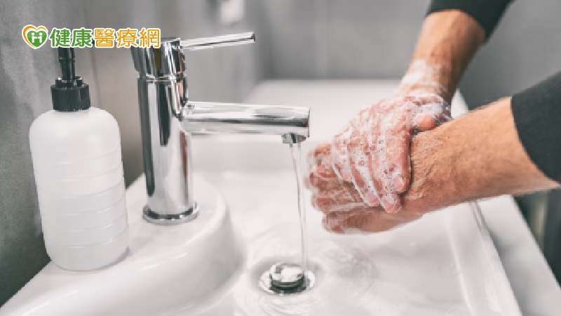 食尚一姐莎莎與防疫醫師蘇家彬，與粉絲線上互動，分享新型A型流感的知識與預防方法。