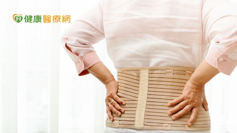 不明原因下背痛，特別是長期下背有著「悶痛感」，就得懷疑可能是骨鬆引起的脊椎壓迫性骨折。