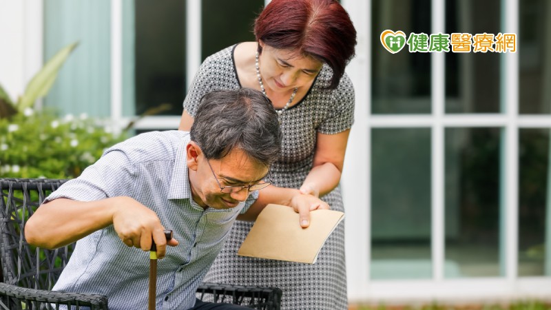成大醫院病理部廖瑋安醫師指出，臨床上，許多人出現肌肉痠痛時，多採以服用止痛藥、民俗療法與復健等，但若因此延誤診斷，可能因此使肌肉發生萎縮，這時也容易被誤以為是老化導致。