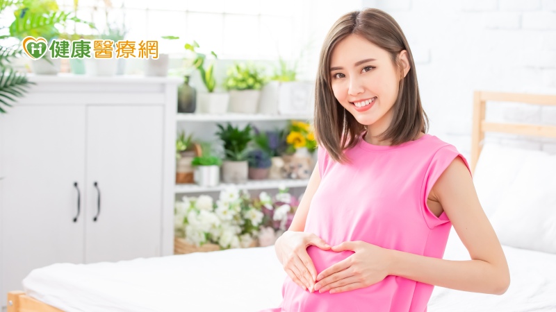 林口長庚醫院中醫部中醫婦科主任高銘偵醫師指出，懷孕初期若有出現陰道出血、伴隨嚴重腰酸、小腹持續疼痛、下腹下墜感是流產的早期跡象，特別叮囑孕婦勿輕忽，尤其少量咖啡色分泌物最容易被孕婦忽略，咖啡色分泌物也是出血警訊，若懷孕前20週有這四大徵兆，應盡速就醫，積極安胎。  先兆性流產有跡象　胎動不安有４跡象　