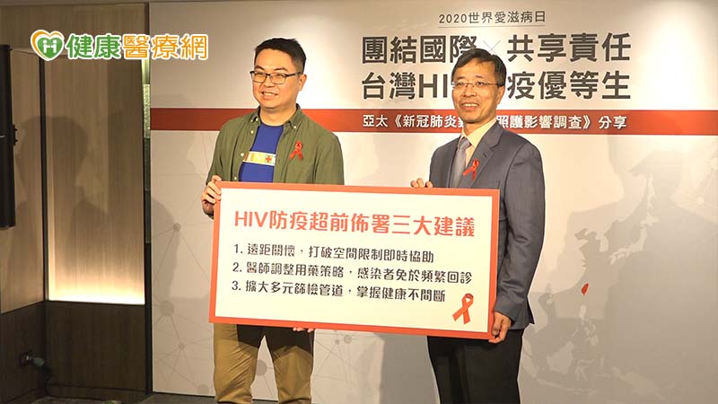 (左)台灣同志諮詢熱線政策推廣部主任杜思誠、(右)台灣愛滋病學會理事長洪健清兩位專家在記者會現場合影。