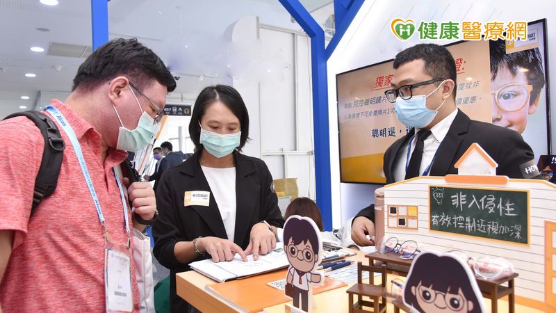 眼科醫學會現場，與會醫師詳細了解兒控鏡片優勢與特色