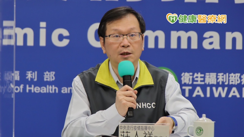 中央流行疫情指揮中心今(4)日表示，時值秋冬流感好發季節及國際COVID-19(武漢肺炎)疫情仍嚴峻，考量入境有症狀旅客染疫風險較高，入境有症狀者須完成二次核酸檢測陰性後，始可到防疫旅宿或返家繼續檢疫到期滿。
