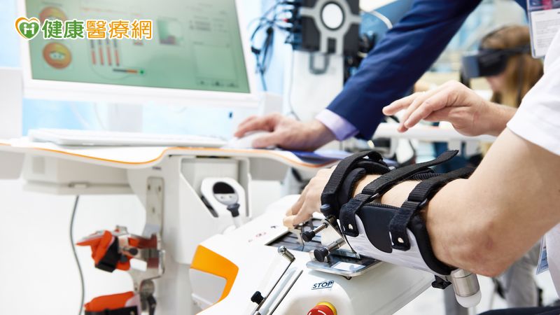 北醫學大學附設醫院復健醫學部醫療團隊啟用自奧地利引進的莫札特智能手部訓練機器人(AMADEO)，利用機器人學習與人工智慧系統打造個人化訓練課程。