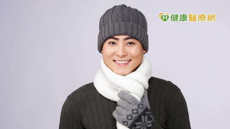 南投醫院心導管中心嚴元鴻主任表示，血管會因為溫差而產生反覆的舒張與收縮，血管收縮導致周邊的阻力上升，如果同時又產生冠狀動脈狹窄，心臟得不到需要的氧氣，就會產生心絞痛的症狀。